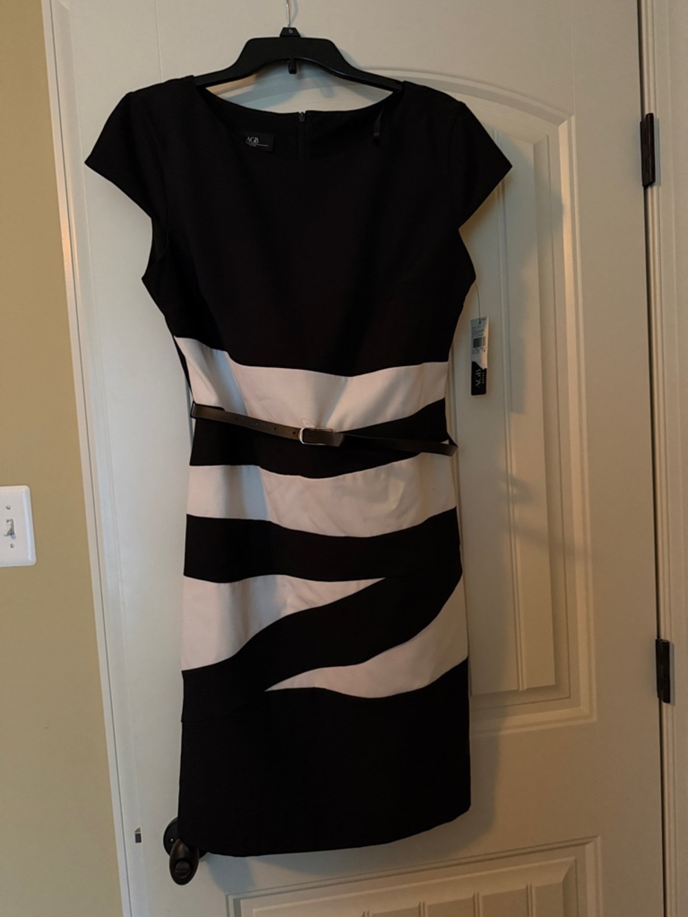 Classic Black and White Midi Sheath Dress with Belt